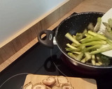 Foto del paso 1 de la receta: Salteado de espárragos con setas shiitake y pavo