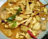 รูปขั้นตอนการทำที่ 7 ของ ผัดเผ็ดไข่ปลาหมึกลูกกล้วยดิบ