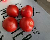 Une image de l'étape 1 de Salade de tomates et concombre à l’oignon rouge et persil.