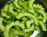 十分鐘上菜-鹹蛋炒苦瓜的食譜步驟1照片