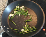 Foto del paso 3 de la receta: Arroz con calamares y espárragos