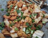 Foto langkah ke 3 dari resep Tumis Sosis Bakso Telur Sawi.