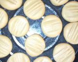 A picture of step 7 of Crunchy ginger cookies.