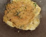 Foto langkah ke 4 dari resep Telur Dadar Daun Kunyit.
