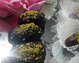 صورة لخطوة 5 من وصفة تمر محشي بتوفيا كراميل وحبات اللوز والجوز ❤❤❤