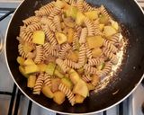 Foto del passaggio 2 della ricetta Fusilli integrali con zucchine e tonno