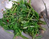 Foto langkah ke 5 dari resep Tumis Kangkung Udang Rebon.
