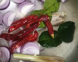 Gambar langkah 1 resipi Tom Yam Putih Jernih Seafood & Nanas.
