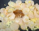 รูปขั้นตอนการทำที่ 3 ของ กุ้งผัดเนยกระเทียม