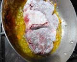 Foto del passaggio 4 della ricetta Ossobuco alla senese