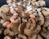 Foto del paso 1 de la receta: Ensalada de champiñones con gambas