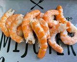 Une image de l'étape 1 de Filets de dorade aux crevettes sauvages, tomates cerises, aneth et citron vert.