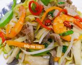Hình bước làm 6 của món Mì xào tôm rau củ và nấm đùi gà