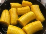 Patacones con hogao y queso costeño rallado