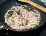 Foto del paso 1 de la receta: Espaguetis con bacon y aceitunas y toque de picante