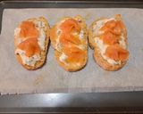 Pas rețetă Bruschete cu cremă de brânză topită, nuci și somon afumat 4 fotografie