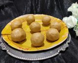 A picture of step 9 of Besan aur gond ke ladoo.
