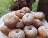 A picture of step 8 of American style butter donuts with icing sugar !.