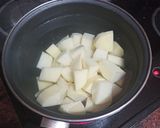 Foto del paso 12 de la receta Chuletas de cerdo adobadas con puré de papas, guisantes y salsa