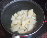 Foto del paso 12 de la receta: Chuletas de cerdo adobadas con puré de papas, guisantes y salsa