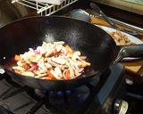 Foto del paso 6 de la receta: Pollo saltado con hongos shiitake y repollo chino