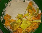 Foto del passaggio 2 della ricetta Sciuri sciurilli - Frittelle di fiori di zucchina