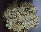 Foto langkah ke 3 dari resep Mie Kering Balado Daun Jeruk.