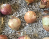 Foto del paso 1 de la receta: Cebollas rellenas de queso crema, tocino y más