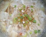 Foto langkah ke 5 dari resep Sup Tahu Enoki Udang.