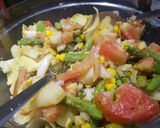 Foto del paso 4 de la receta: Ensalada campera con espárragos verdes y salmón ahumado