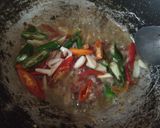 Foto langkah ke 4 dari resep Tumis Pindang Goreng.