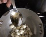 A picture of step 4 of Crispy masala makhana.
