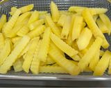 Hình bước làm 1 của món Món cho bé: Salad trộn thịt bò và Khoai tây chiên lắc phô mai