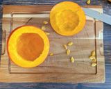 Une image de l'étape 1 de Soupe de Potimarron : une délicieuse recette d'automne.