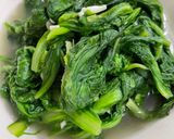 藍藍的-蒜油炒茼蒿的食譜步驟1照片