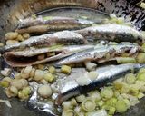 Foto del paso 6 de la receta Anchoas del cantábrico rebozadas y fritas con ajo