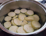 Foto del paso 1 de la receta: Crema de calabacín con aguacate y cacahuetes