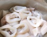 Foto langkah ke 1 dari resep Cumi Goreng Tepung (Fried Calamari).
