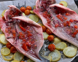 Foto del paso 3 de la receta: Lubina al horno con picadillo de tomate