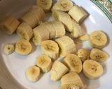 A picture of step 2 of Banana and chocolate smoothie.