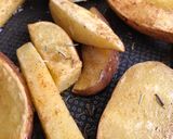 Foto del paso 3 de la receta: Papas doradas al romero y pimentón