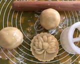 Hình bước làm 5 của món Bánh nướng nhân trà xanh trứng mặn