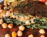 Foto del paso 5 de la receta: 🥚🫜Omelette de hojas de remolacha, relleno de tomate, queso y garbanzos 🫜🥚