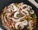 Foto del paso 3 de la receta: Salteado de pollo con portobello, zanahorias y pimiento