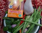 Foto langkah ke 1 dari resep Baby boncis & daun kol hijau cah ayam.