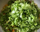 Foto del paso 5 de la receta: Ensalada de melocotón con aguacate y surimi