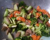 Foto langkah ke 5 dari resep Brokoli Tumis Bawang Putih.