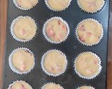Foto langkah ke 9 dari resep Strawberry Streusel Muffins.