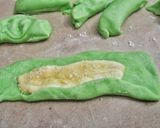 Foto langkah ke 3 dari resep Roti Sobek Pandan isi Pisang Sederhana.