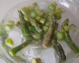 Foto del paso 2 de la receta Revuelto de espárragos, setas y langostinos